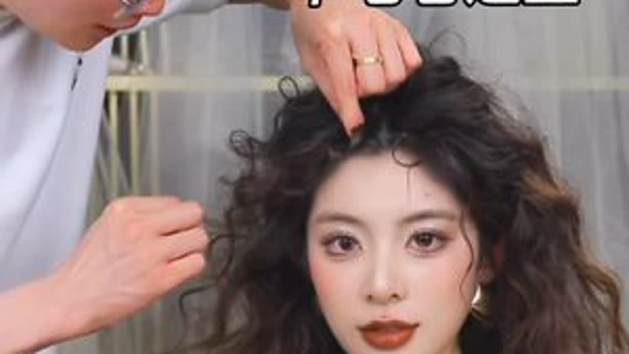 氛围感拉满的法式少女羊毛卷造型来啦！ 纯分享没有废话姐妹们氛围感的法式少女羊毛卷造型给你的新娘宝宝不一样的感觉#手残党也能学会的发型 #氛围感羊毛卷发型 #新娘跟妆 #喜看造型 #新娘...