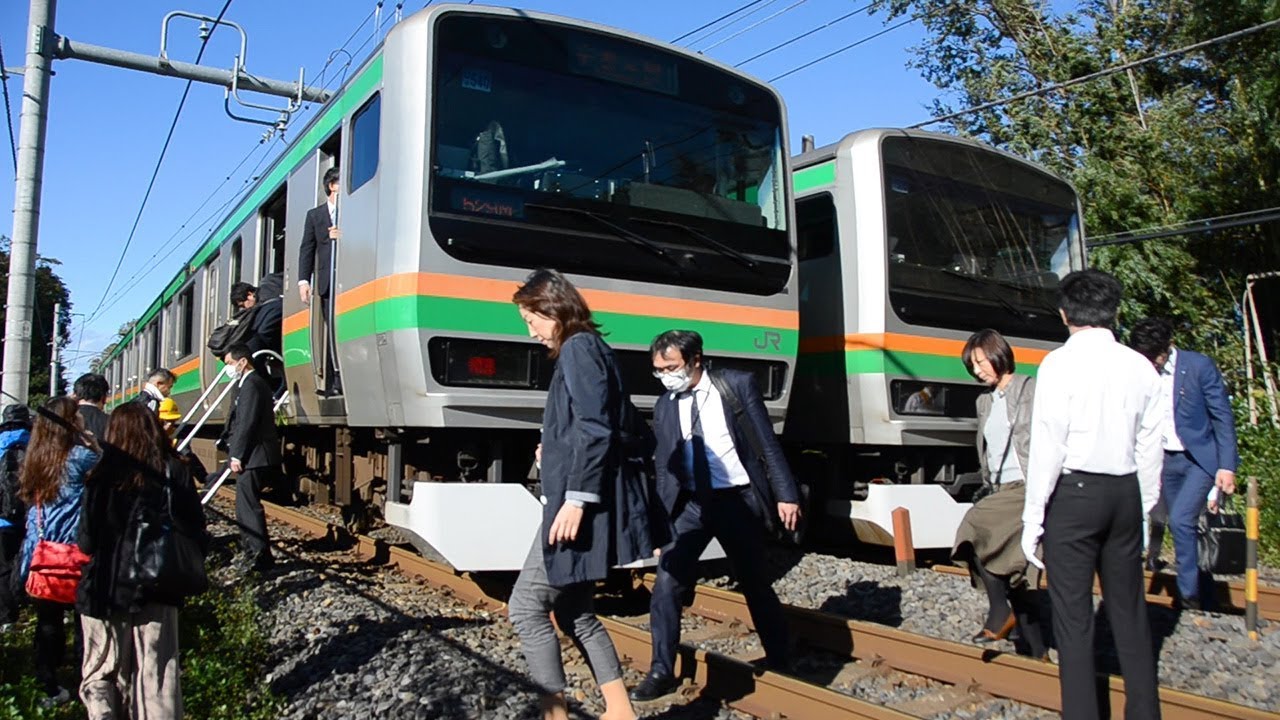 立ち往生のJR宇都宮線車内　私服姿のＪＲ職員が協力して乗客を誘導　乗り合わせた朝日新聞の記者が取材