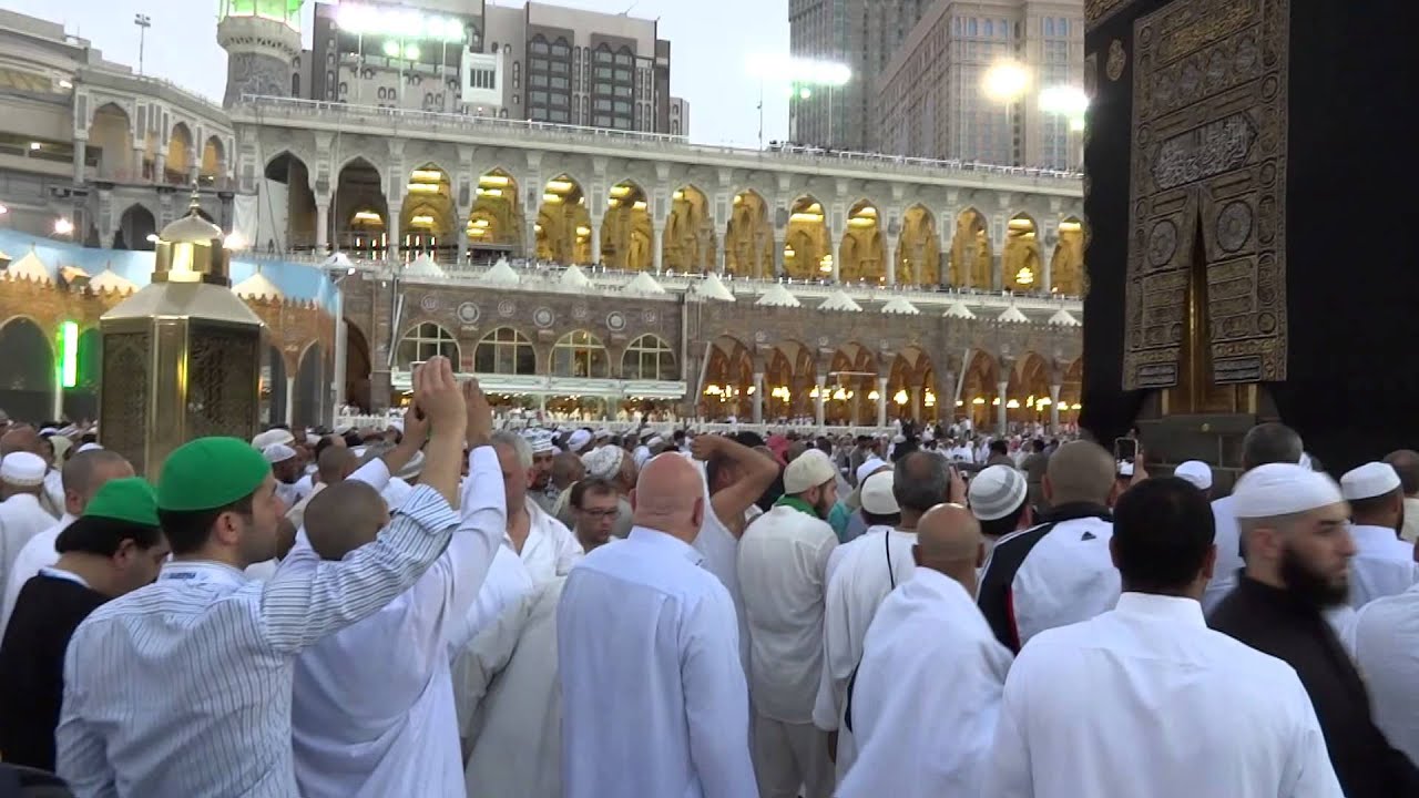 Muazen @ Kaaba getting ready for Salat
