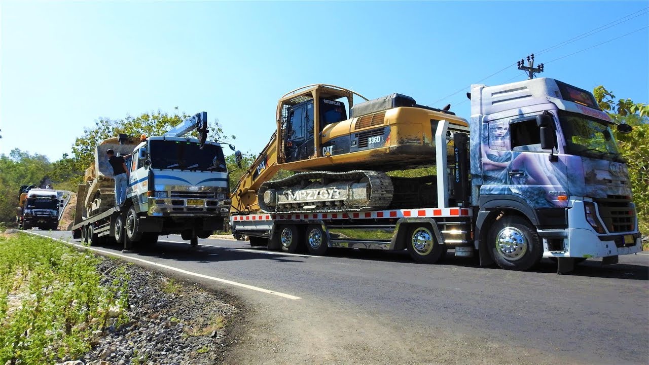 Excavator And Dozer Heavy Equipment Transport By Self Loader Truck