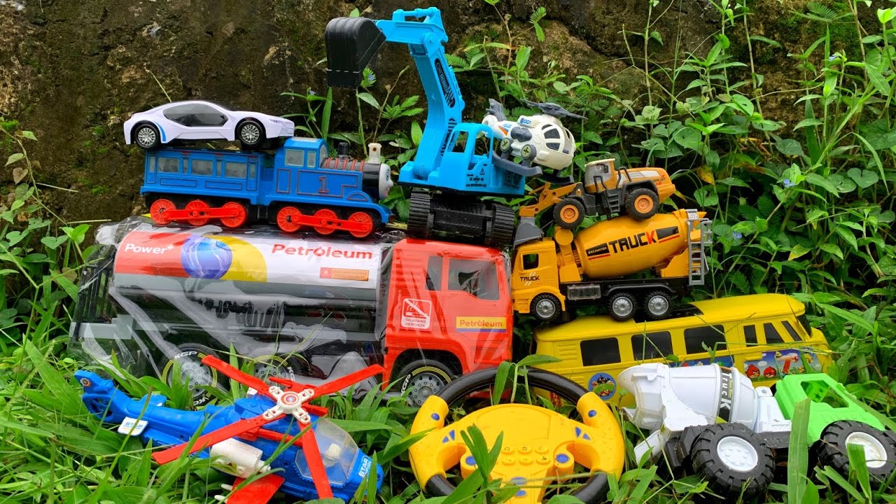 Mencari Mainan Mobil Balap, Mobil Ambulance, Excavator Beko, Truk Tangki, Bulldozer, Truk Molen.