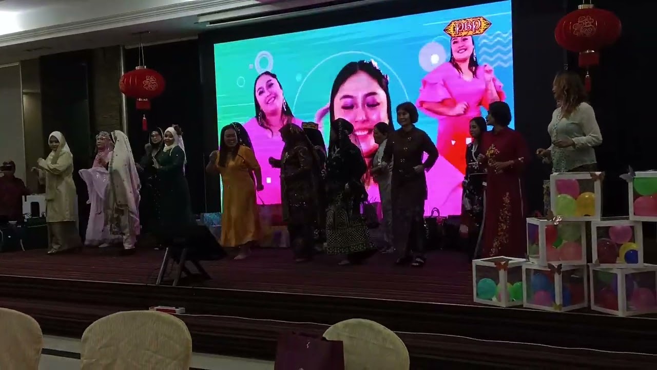 cerita malam tadi majlis makan malam sempena persaraan cikgu Noraini.