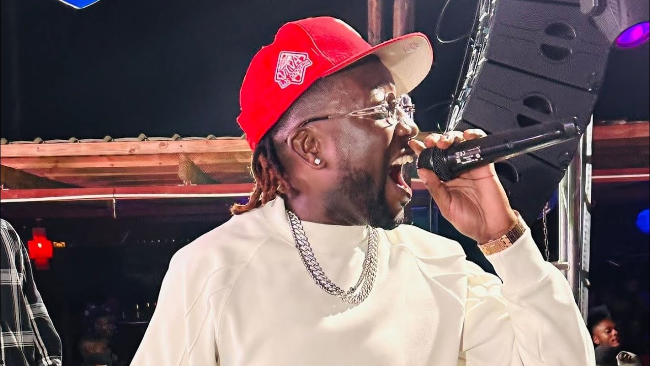 ZEZE KINGSTON AMATA KWAMBIRI STAGE PERFORMANCE, fan's akumutama 