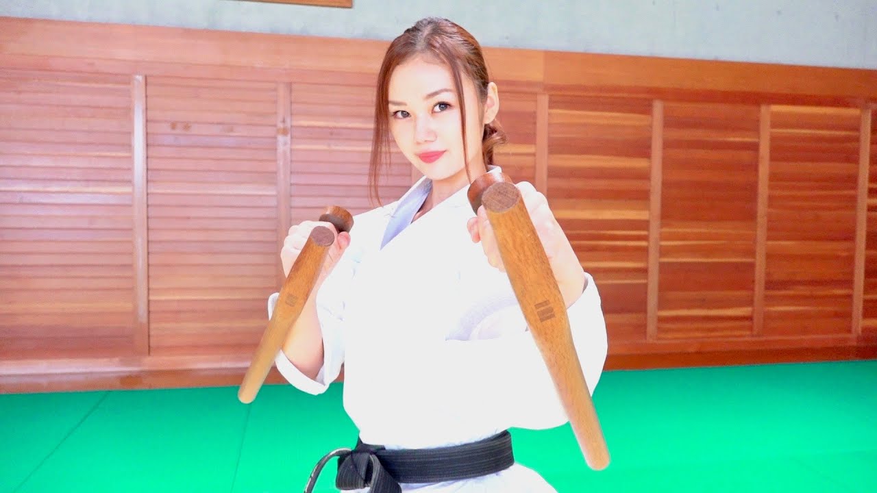 Karate Girl learns Weapons of Ryukyukobudo!【 Tonfa, Nunchaku, Sai】