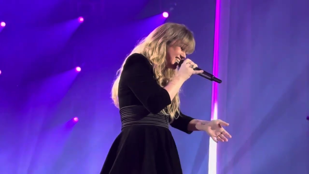 Kelly Clarkson performs Queen Of The Night at The Chemistry Vegas Residency on 2/9/24.