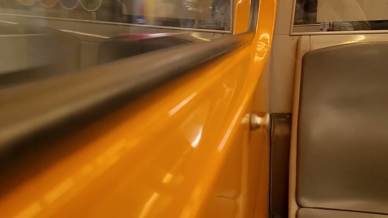 U4 Mitfahrt Schottenring nach Karlsplatz (U-Bahn Wien Silberpfeil SGP Typ U1/U11)(06.03.2026)