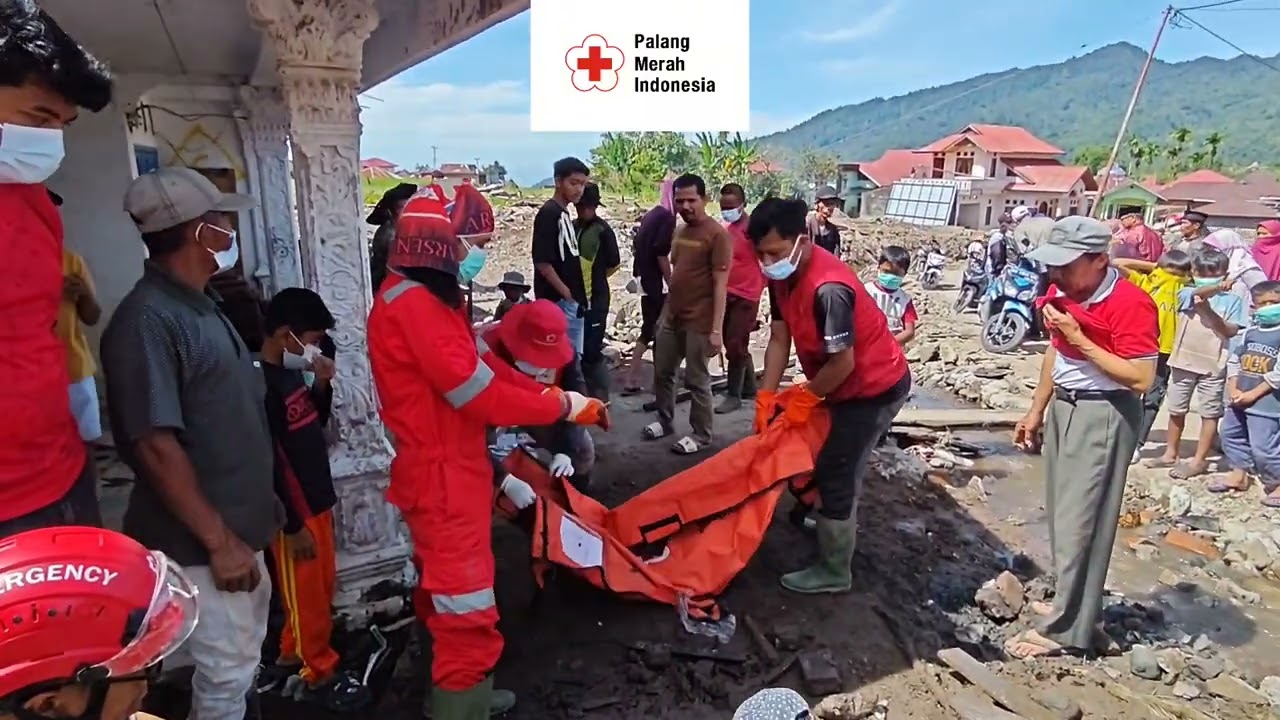 Evakuasi dan Pemakaman Jenazah Korban Banjir di Sumbar