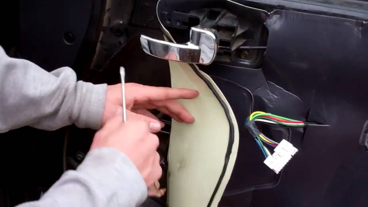How to remove the door mirror on a Nissan Navara D40