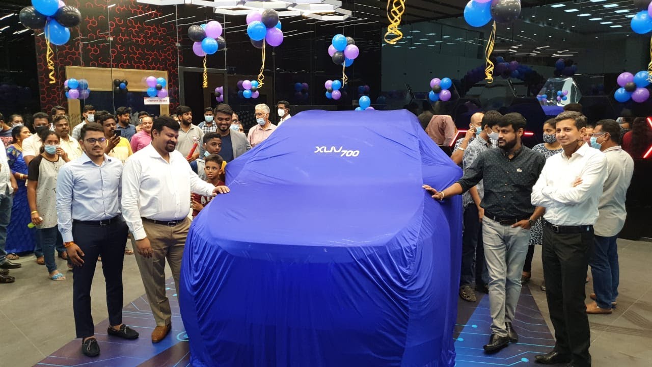Mahindra XUV 700 Launched | Special Color | Walkaround & Driving Video | New Biggest Dealership