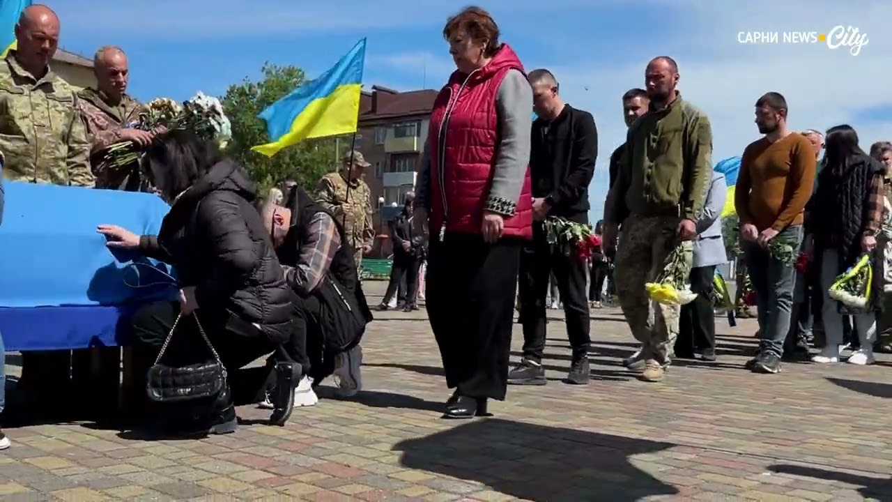 «Його прикладу послідували інші»: у Сарнах попрощалися з головним сержантом Олександром Губенею