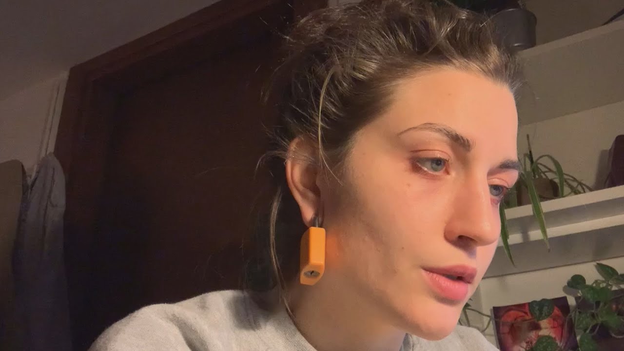 ho un orecchio attaccato al lucchetto