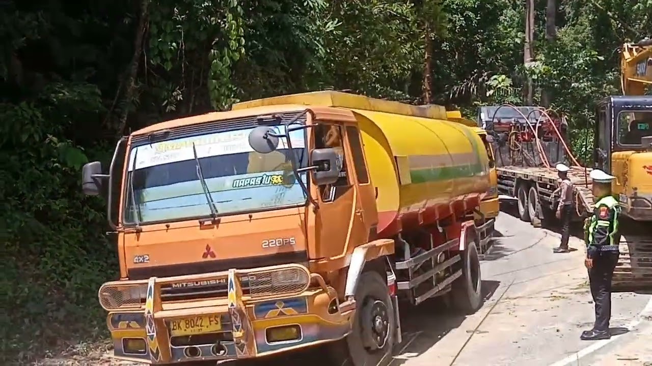 Situasi lintasan saat pengevakuasian truk yg masuk beram
