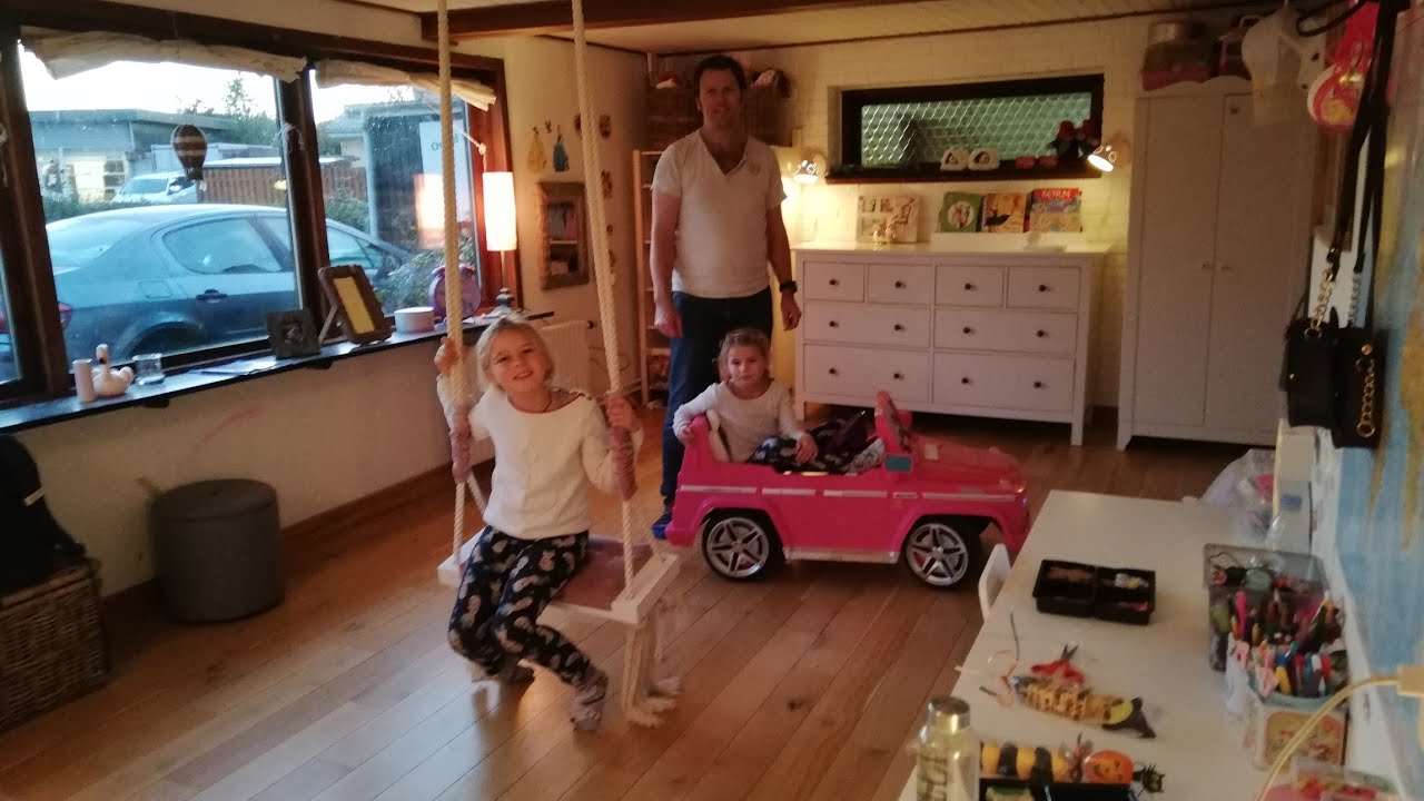 SanneVilleFamily❤️Vi overrasker pigerne, har sorteret Sofias værelse😀