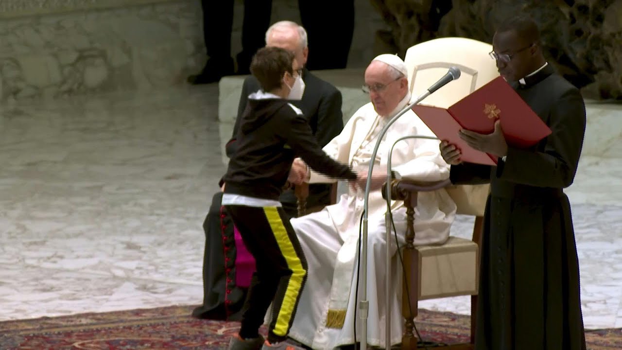 Menino brinca com papa | AFP