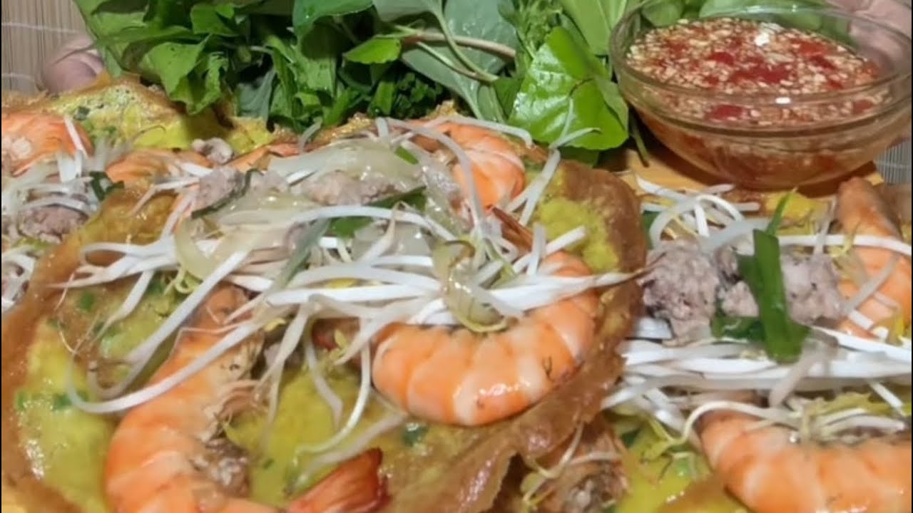 Bánh xèo miền Trung và bánh xèo miền Tây siêu to khổng lồ