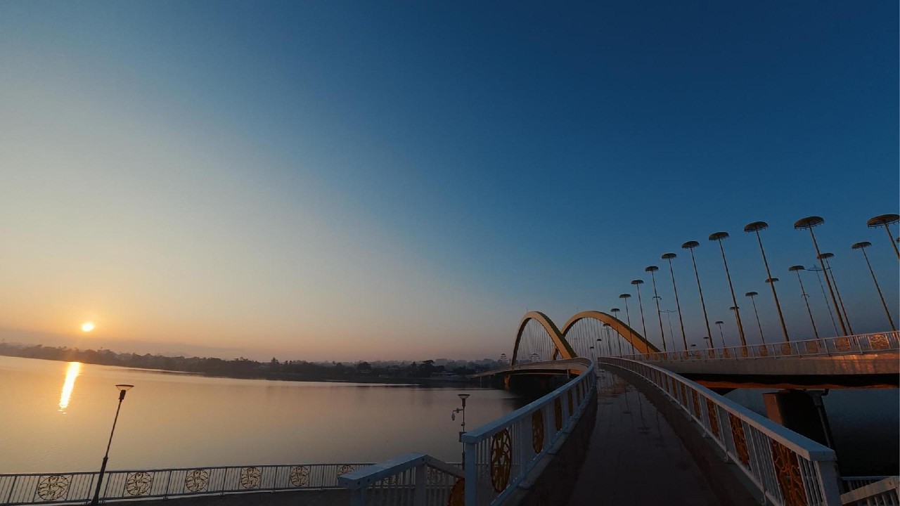 Đạp xe buổi sáng dọc bờ sông ở Huế/ Peaceful morning cycling along the river in Hue