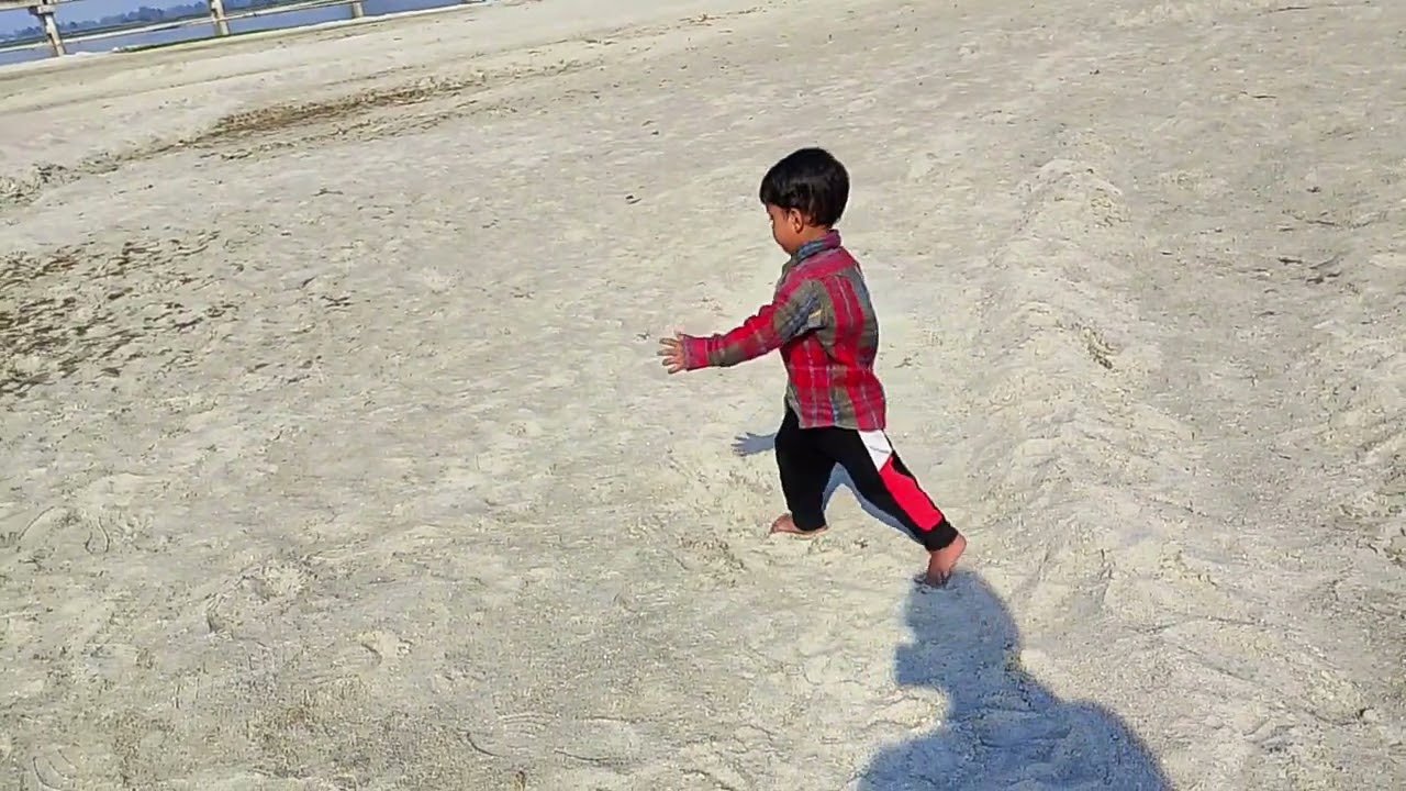 বালু দিয়ে খেলাধুলা করি