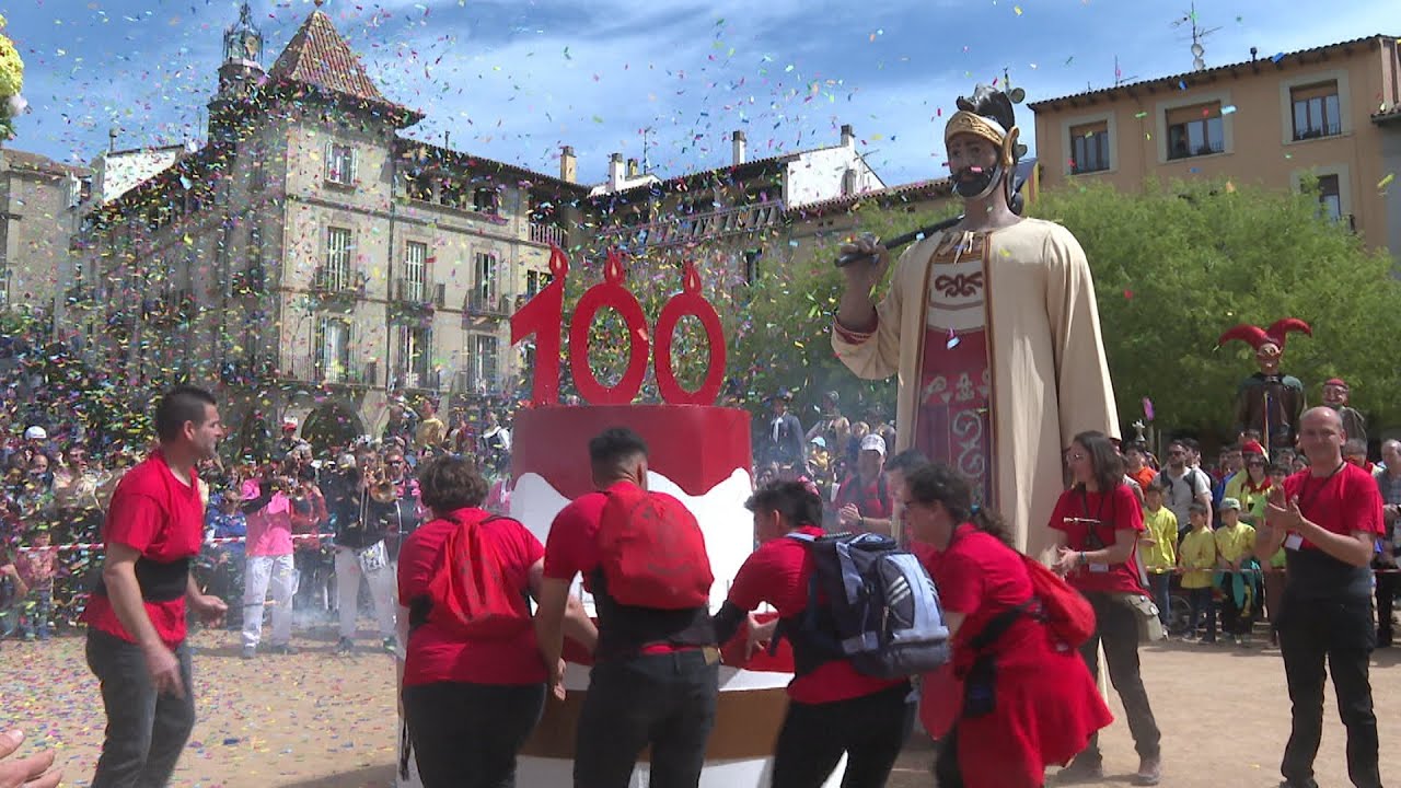 Manlleu tanca un cap de setmana festiu amb la celebració del centenari dels seus gegants