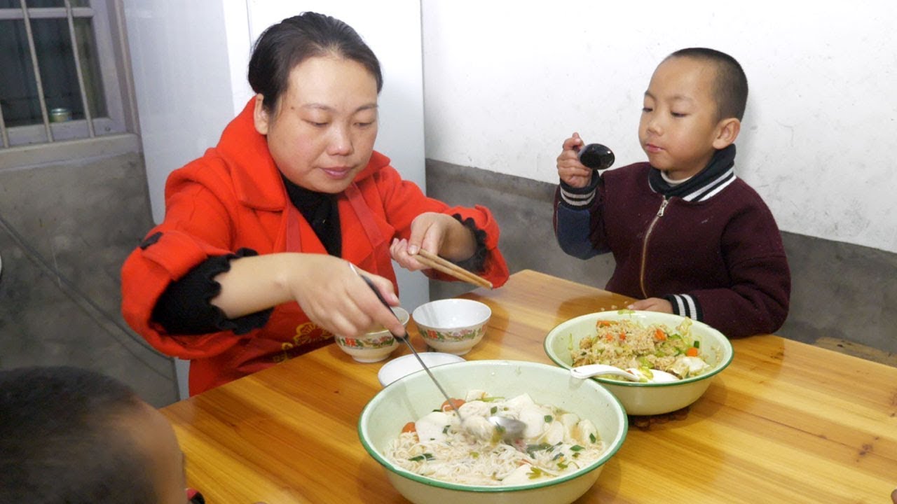 农村儿媳用包菜炒剩饭，儿子大口吃得香，一人2大碗，这饭量真大