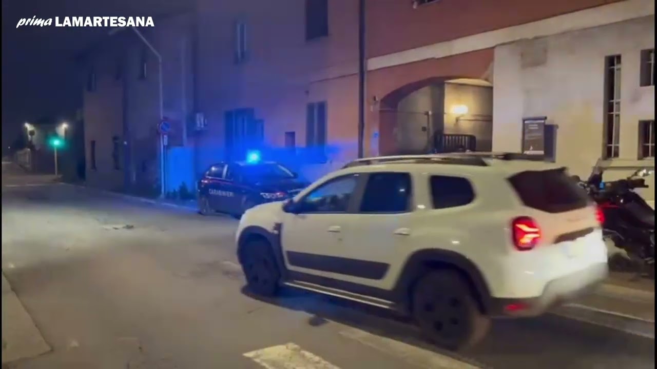 Sparatoria in corte, padre e figlio feriti dopo una lite di vicinato