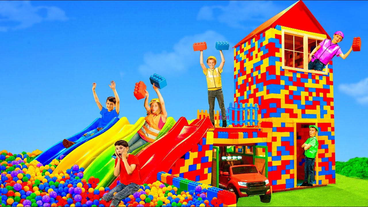 Les enfants construisent une maison de jeu avec des blocs
