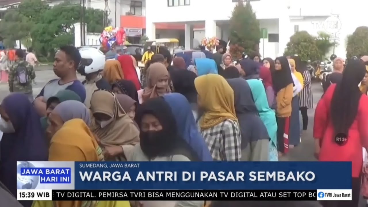 GERAKAN PANGAN MURAH DI ALUN-ALUN SUMEDANG DISERBU WARGA