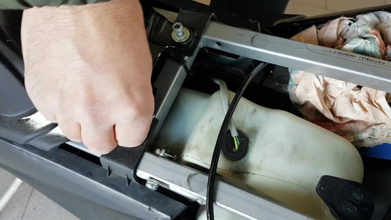 Togliere batteria dalla moto - remove battery from the motorcycle