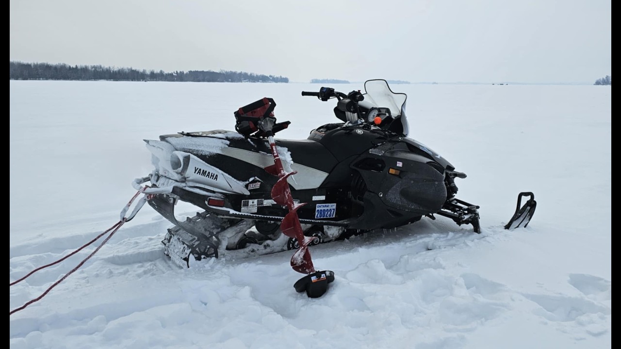 Охота на окуня на Couchiching и новом снегоходе | Yamaha Apex GT 2006 года
