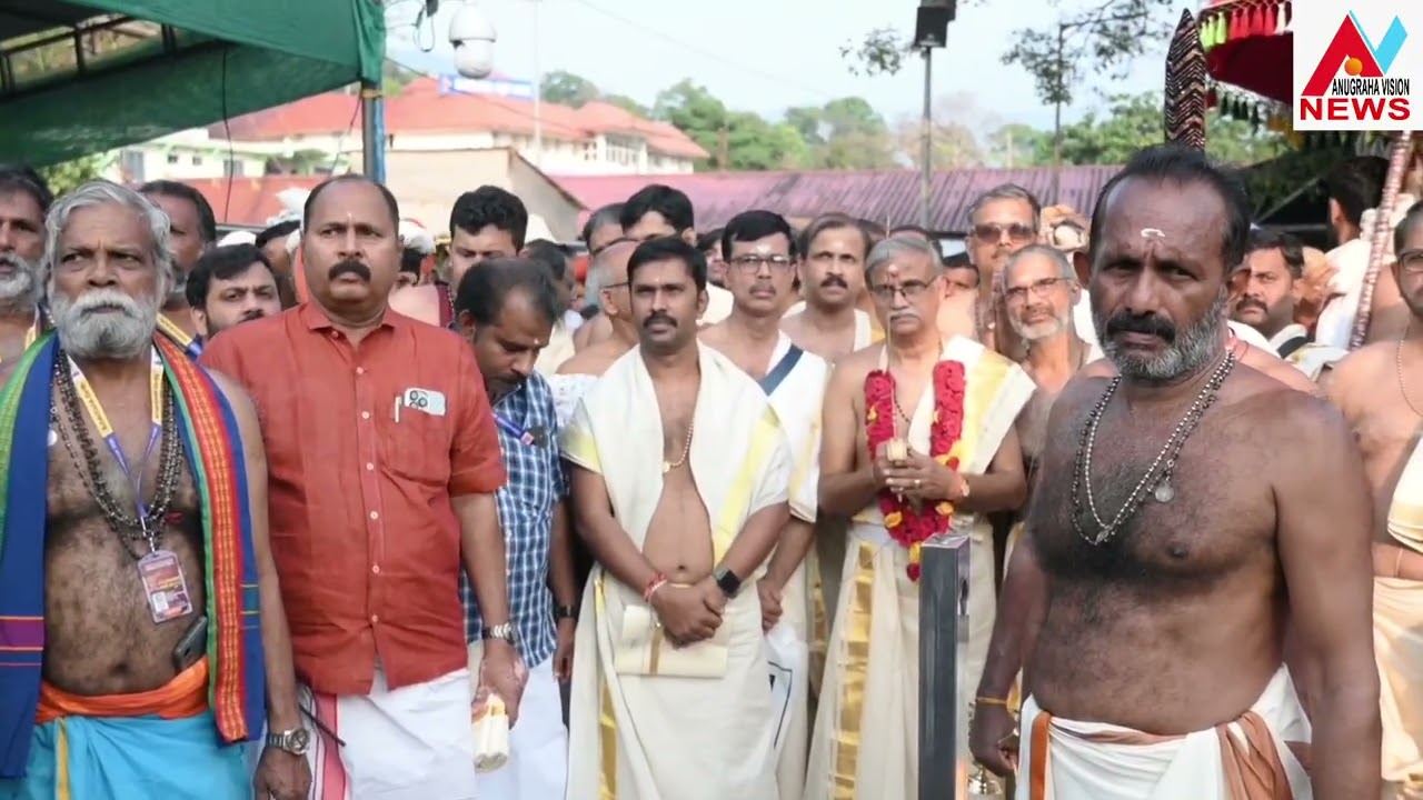 പന്തളം രാജാ പ്രതിനിധിയെ ശബരിമല നടപ്പന്തലിൽ സ്വീകരിച്ച് പതിനെട്ടാം പടി കയറുന്നു#sabarimala#kerala#*