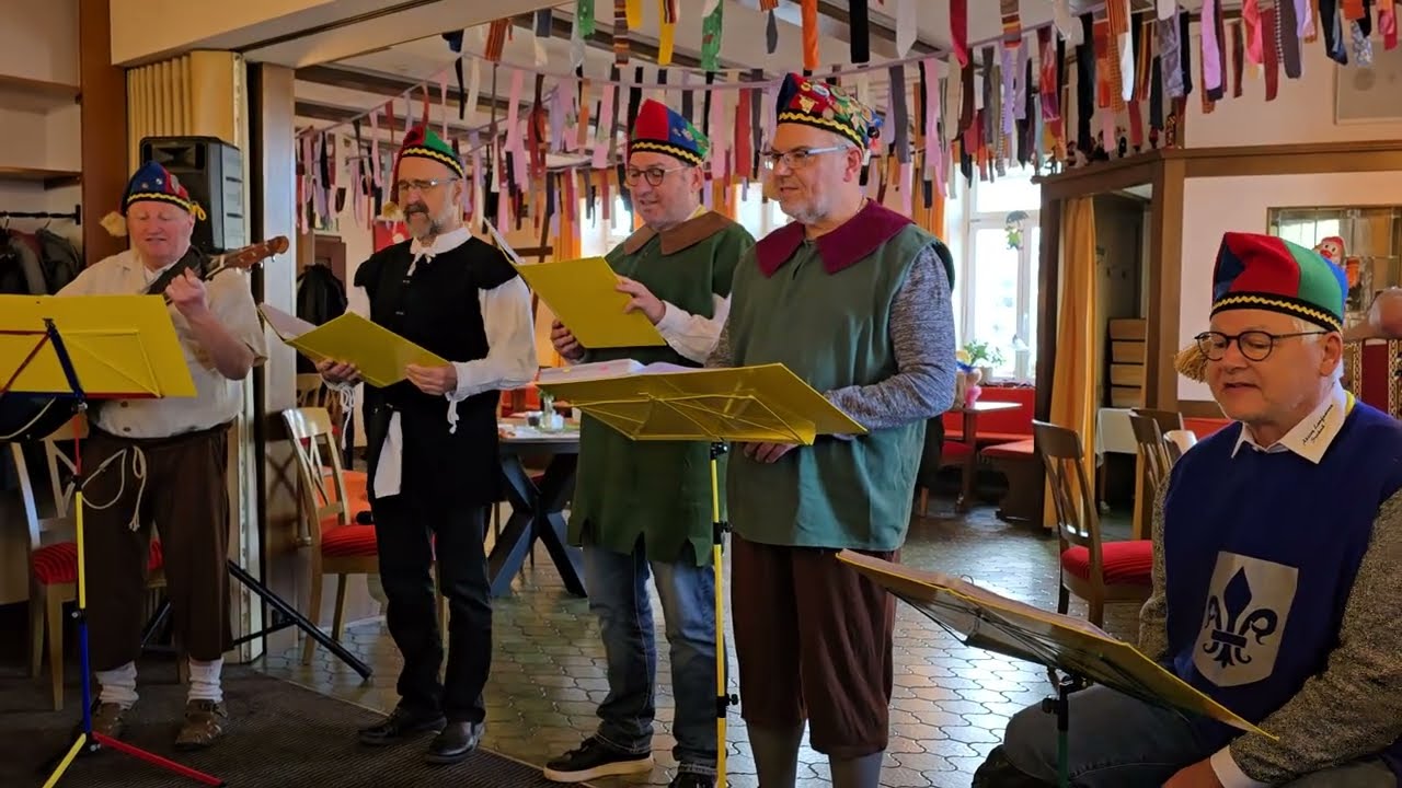 Bänkelsänger singen neues Lied: „Ich möcht so gern Hans Kuony hören mit seiner Quetschkomod