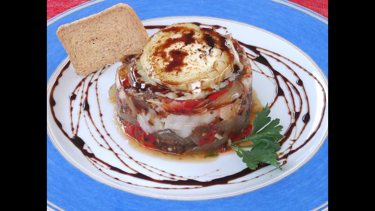 Timbal de escalivada con bacalao confitado y queso de cabra gratinado. Toni Costa