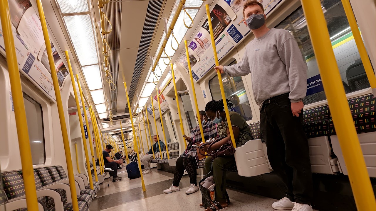 TfL Staff deal with fight on District train awfully after I activate an emg alarm at Mansion House