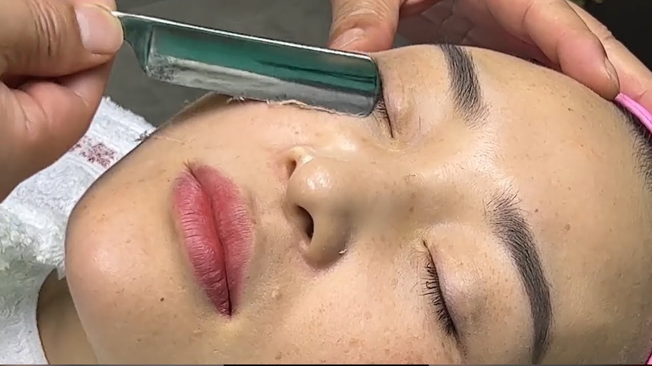 💈ASMR|shave the fuzz and dead skin off the beauty's face will help enhance her makeup.