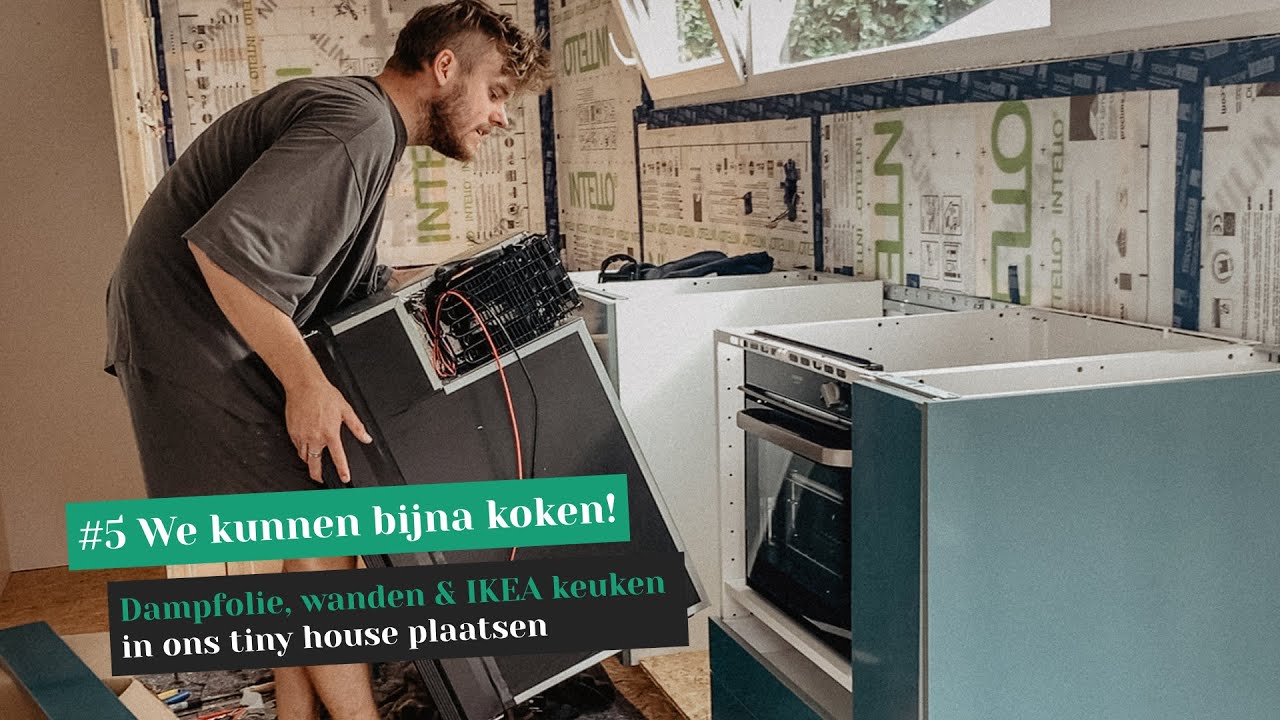 #5 WE KUNNEN BIJNA KOKEN! | Dampfolie, wanden en IKEA keuken in ons tiny house plaatsen 🧑‍🍳️💫