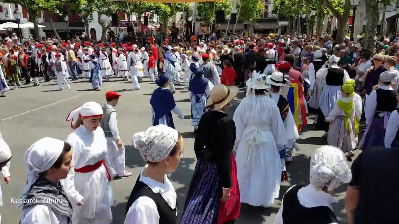 Hegi - Dantzari à Saint Jean de Luz -