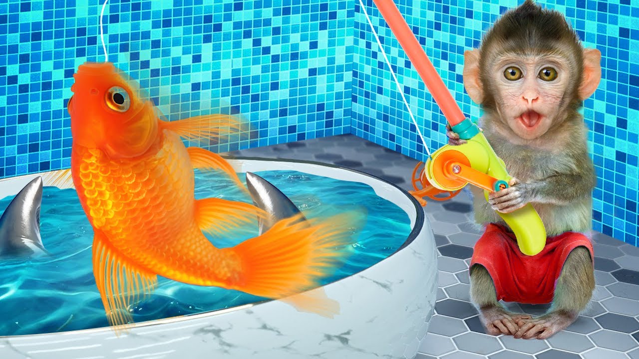 Mono KoKo pesca un pez gigante en la ba&ntilde;era!! | MONO KOKO ESP