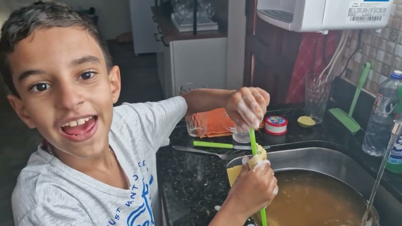 Heitor Lavando lou&ccedil;a com seu Pai Rodrigo filmando a casa
