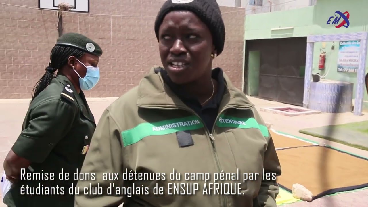 Remise de dons  aux détenues du camp pénal par les étudiants du club d'anglais.