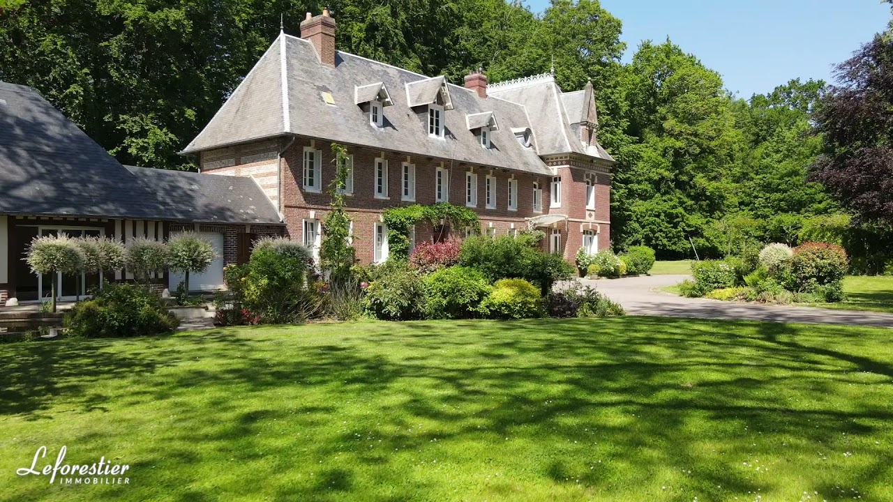 Vendu / Sold : Propriété à vendre avec salle de réception, dépendances et un parc de 4ha