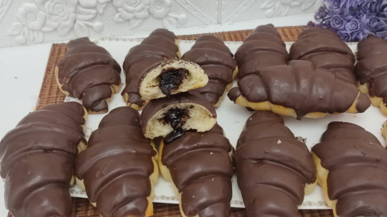 بشويه ميه ودقيق🤏 هتعملي كرواسون المخابز👌🥐مولتو باظظ خااااااااالص🥐🤭😋🖤🖤