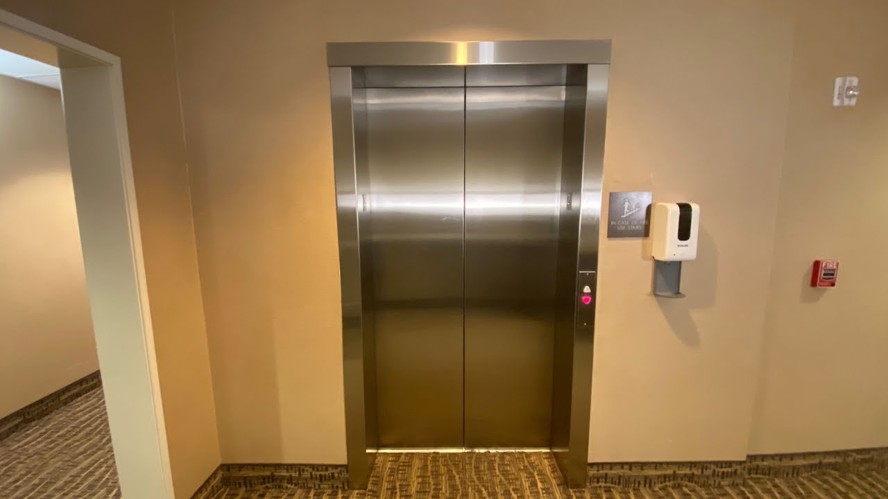 Лестницы и гидравлический лифт Schindler 330A в отеле Comfort Inn в Линчбурге, штат Вирджиния