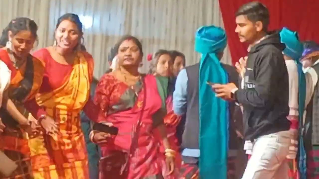 राजधानी सोहराय में टीना हेंब्रम ने गर्दा उड़ा दिया। रांची यूनिवर्सिटी के लड़कियां नाचने को मजबूर।