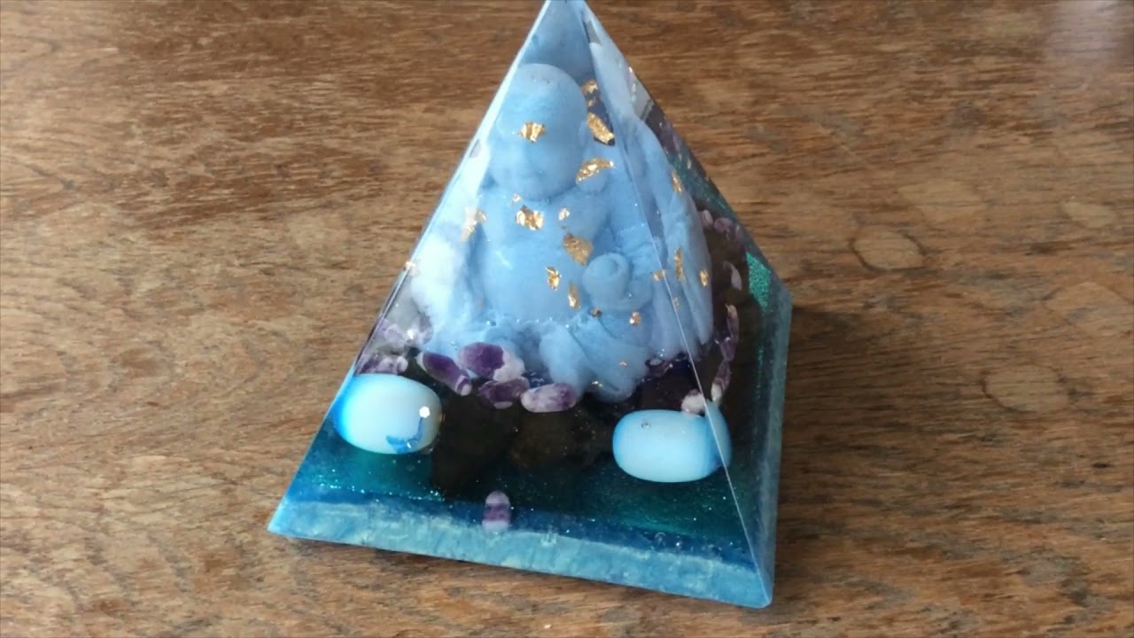 Orgonite Nubische piramide 'Lachende Boeddha Healing'