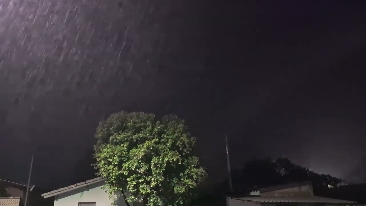 Trovoadas e chuva bom para dormir em Mozarlândia, Goiás,  13/12/2025