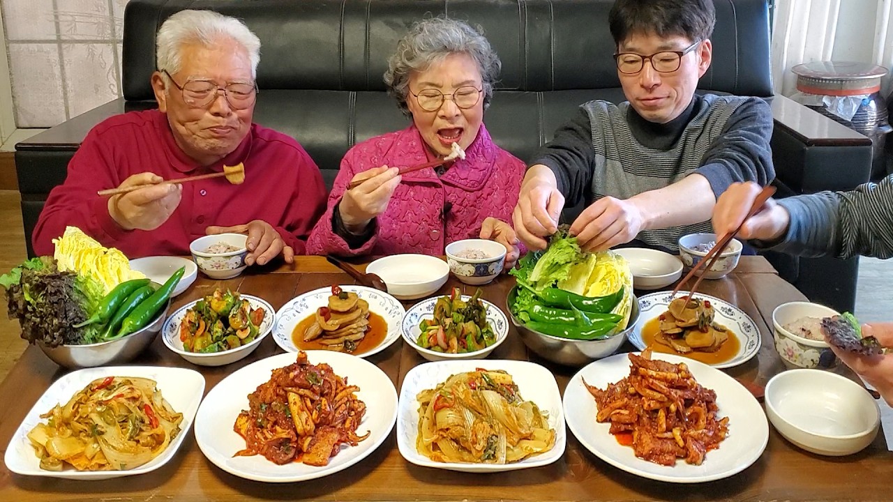 Мукбанг с кальмарами и свиной грудинкой (жареная выдержанная кимчи, кимчи из редиса)