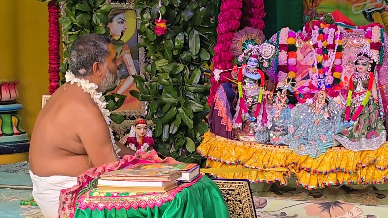झूलन उत्सव श्री राधा वाटिका में पूज्य गुरूदेव झूला झुलाते हुए August 7, 2025