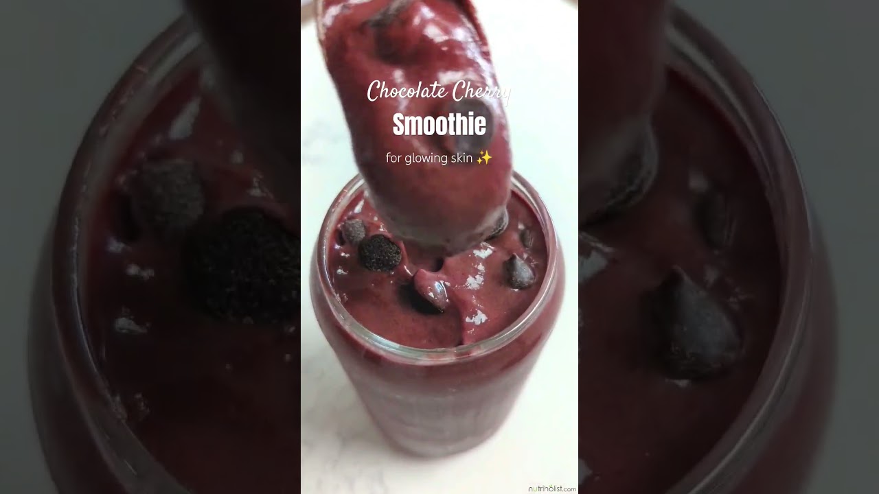 Chocolate Cherry Smoothie 🍒 for a glowing skin ✨ Recipe in the comments 👇🏼