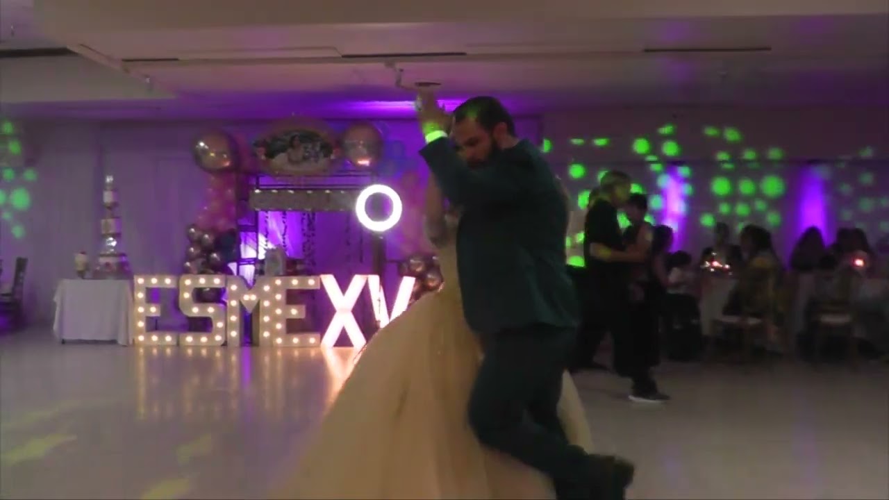 Cumple 15 Esmeralda Vals con padrinos, familia y amigos 1a parte