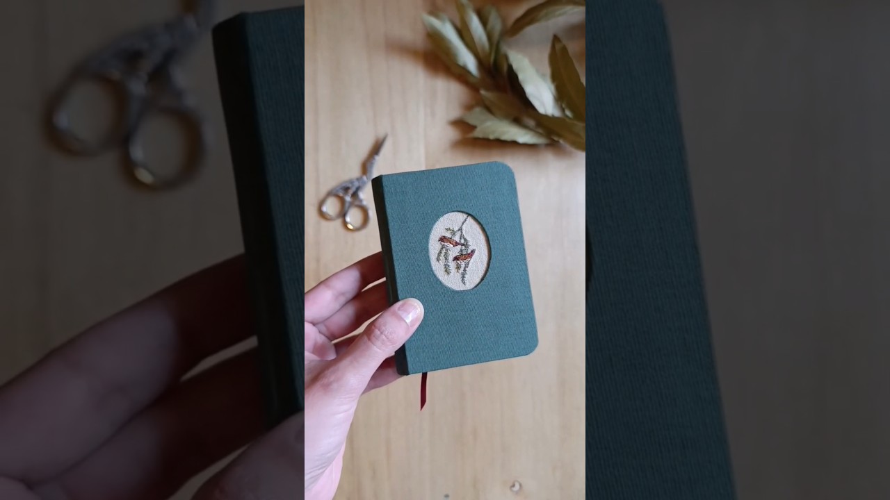 Cuaderno con lomo curvo, tapa con calado y bordado
