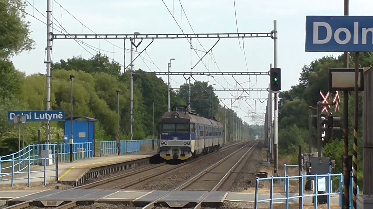 Kde ešus 471 nestačí tam starý panťák zaskočí. ČD 460.061+062 v zastávke Dolní Lutyně
